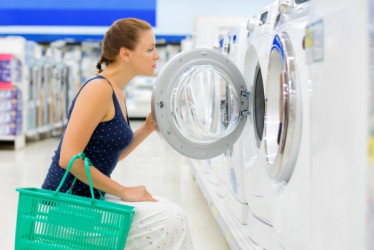Mujer en un almacén comprando lavadoras