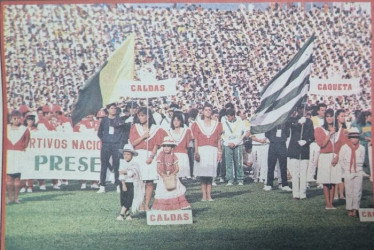 La delegación de Caldas en la inauguración de los XIII Juegos Deportivos Nacionales de 1988. El evento se realizó en el estadio Centenario de Armenia.
