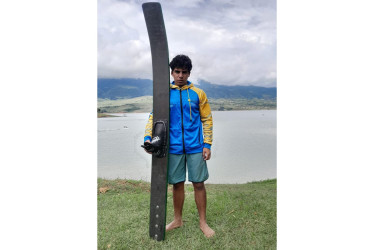 El joven de 18 años Samuel Acevedo logró el tercer mejor registro de salto en esquí náutico en el lago Calima.