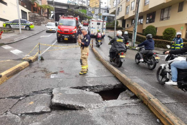 El daño ocurrió en la calle 67 con carrera 22, en el carril de descenso hacia la glorieta de San Rafael, en Manizales.