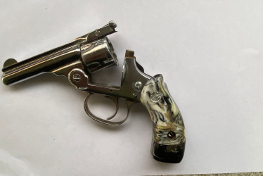 Este fue el revólver niquelado Smith & Wesson calibre 32 incautado.