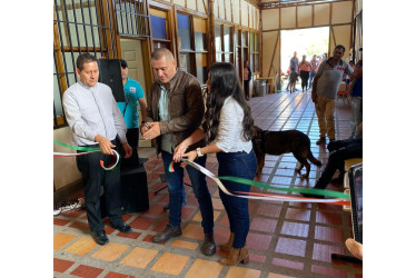 El alcalde de Neira, Luis Gonzaga Correa (centro), corta la cinta para inaugurar las instalaciones de la nueva Secretaría de Tránsito. Lo acompañan el párroco, Rodolfo González, y la titular de la dependencia, Alejandra Pulgarín.