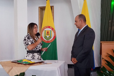El nuevo alcalde de Chinchiná (Caldas), Carlos Riveros, tomó posesión de su cargo ante la notaria segunda del municipio, Luisa Fernanda García.