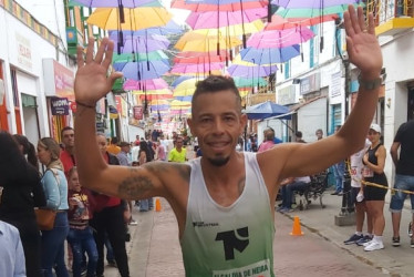 Juan Acosta, de Manizales, se coronó campeón de la 33 carrera atlética de San Silvestre en Neira.
