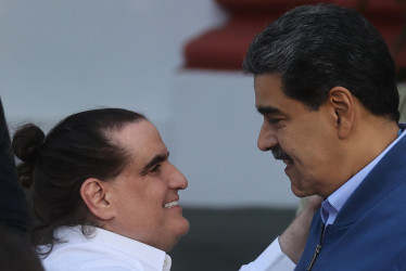 El presidente de Venezuela, Nicolás Maduro (derecha), recibió con abrazos al empresario colombiano Álex Saab, en el Palacio de Miraflores, en Caracas.