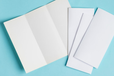 Varios tipos de plegable en blanco con un fondo azul claro.