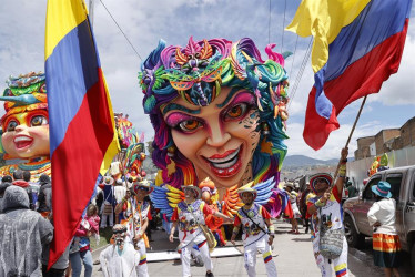  Una de las carrozas multicolores en el Desfile Magno del Carnaval de Negros y Blancos.