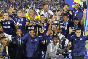  Jugadores de Millonarios celebran con el trofeo tras ganar la final de la Superliga Colombiana ante Junior 
