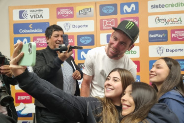 Aficionados, ciclistas y periodistas aprovecharon para tomarse una foto con Mark Cavendish, el inglés que es la figura del Tour Colombia 2.1.