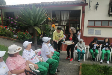 Los adultos mayores del Hogar Santa Catalina, durante una actividad recreativa en la institución.