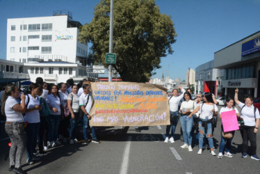Las manifestantes se plantaron, de manera pacífica, sobre la Avenida Santander y en ambos carriles. Lo hicieron en frente de la sede principal del Instituto Colombiano de Bienestar Familiar (ICBF).