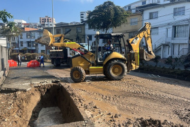 Desde temprano este sábado, personal de Aguas de Manizales adelanta las obras de reparación en la tubería del acueducto que pasa por el colegio INEM, sobre la avenida Paralela.