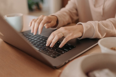 Mujer tecleando en un computador portátil