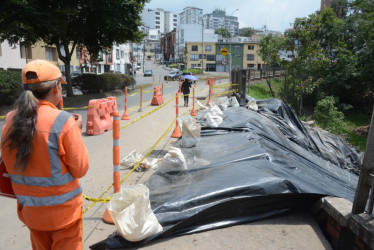 Ayer aún avanzaban en la terminación de las obras a lo largo de la avenida Paralela, cerca del INEM.