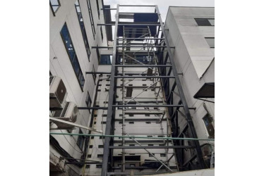 Esta es la estructura metálica en la que se soportaría el ascensor. La no culminación de la obra dio lugar al cierre de las Urgencias de la Clínica Ospedale el pasado martes.