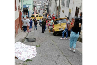 En el barrio Las Américas de Manizales un taxi al parecer sin frenos atropelló y mató a una mujer que caminaba por la calle. 