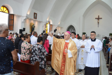 Monseñor Rigoberto Corredor, obispo de Pereira, presidió los actos solemnes de la inauguración de la remodelada parroquia de María Inmaculada.