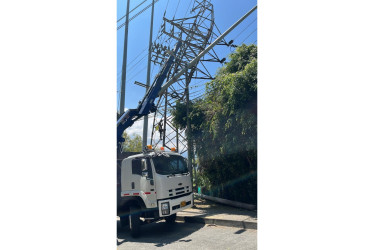 El pasado domingo, los vecinos del Alto del Perro reportaron que una torre de electricidad estaba a punto de caerse. La Chec interviene la estructura para reemplazarla.