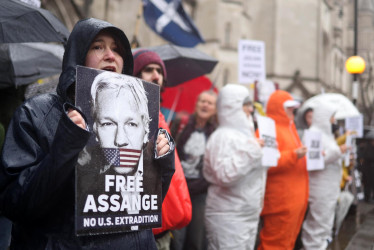 Los partidarios de Julian Assange protestan en las Cortes Reales de Justicia el segundo día de la audiencia de apelación de extradición de Julian Assange en Londres.