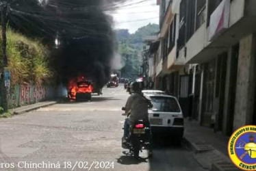 Carrera 8 con calle 16 en Chinchiná donde se incendió un carro.