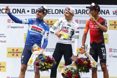 Tadej Pogacar (c), ganador de séptima y última etapa de la Vuelta Ciclista a Catalunya y de la competición, se hace un selfi con Mikel Landa (i) y con Egan Bernal, segundo y tercer clasificado, respectivamente, en Barcelona este domingo.