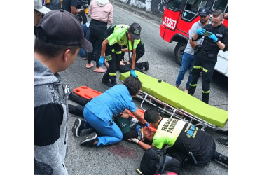Una moto atropelló a una mujer en la avenida del Centro de Manizales. El motociclista y la transeúnte resultaron lesionados.
