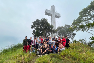 El grupo que subió el Jueves Santo al monumento de la Cruz de La Iguana.