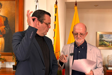 Marcelo Mejía durante su posesión con el gobernador de Caldas, Henry Gutiérrez.
