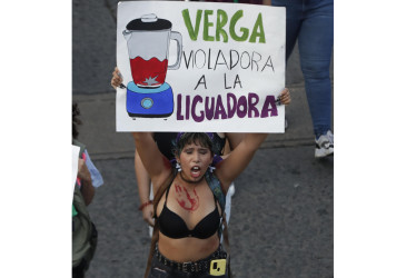 Cientos de mujeres marchan en Colombia para reivindicar derechos y exigir vivir sin violencia, algunas de las manifestantes enviaron mensajes contundentes.