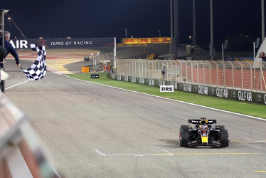 El piloto de Red Bull Racing, Max Verstappen, de Holanda, corre hacia la línea de meta para ganar el Gran Premio de Bahréin de Fórmula Uno, en el Circuito Internacional de Bahréin en Sakhir, Bahréin.