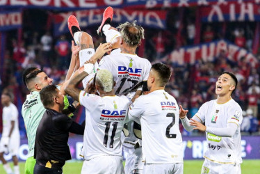 Dayro Moreno, en brazos de sus compañeros. El goleador del Once Caldas y de la historia del fútbol profesional colombiano tiene una trayectoria cargada de datos que lo hacen hoy único en el medio.