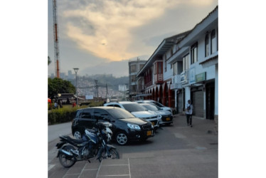 Los trancones se convirtieron en un problema sin solución en Villamaría (Caldas) y los agentes de tránsito brillan por su ausencia ante los vehículos mal parqueados.
