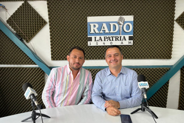El alcalde de Villamaría, Jonier Alejandro Ramirez, y el gerente de Aquamaná, Santiago Marín. 