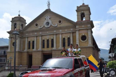 Los ciclistas pacoreños en carro de Bomberos recorren el municipio y los reconocen por sus logros.
