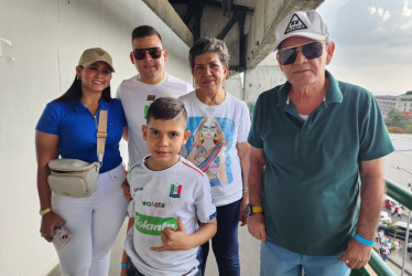 Edinael e Hilda Rosa (d), los padres de Dayro Moreno. Los acompañan Marcio y Juan Andrés Godoy Moreno, hermano y sobrino, y Camila Rodríguez, cuñada del jugador.