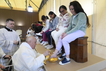  El papa Francisco este Jueves Santo en la cárcel de mujeres de Roma.
