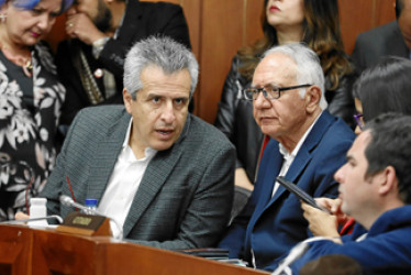 Foto | EFE | LA PATRIA  Los ministros del Interior, Luis Fernando Velasco, y de salud, Guillermo Alfonso Jaramillo, salieron derrotados de la sala de la Comisión Séptima del Senado en Bogotá.