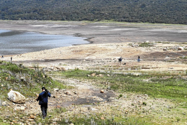 Debido a la escasez de lluvias, agravada por el fenómeno de El Niño, los embalses del sistema Chingaza, principal proveedor de agua de Bogotá, están en niveles críticos.