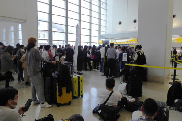 Viajeros en el aeropuerto Naha de Japón tras el terremoto.