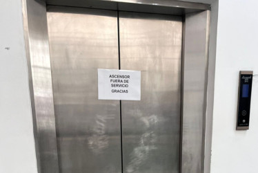 Fuera de servicio está el ascensor en el edificio de la licorera.