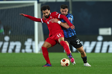 Mohamed Salah (11) y Sead Kolasinac durante el partido de fútbol de la vuelta de los cuartos de final de la Liga Europea de la UEFA entre el Atalanta BC y el Liverpool FC en el estadio de Bérgamo.