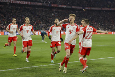 Joshua Kimmich (6) celebra con sus compañeros del Bayern Munich después de anotar el 1-0 durante los cuartos de final de la Liga de Campeones de la UEFA, en el partido de vuelta ante el Arsenal en Munich, Alemania.