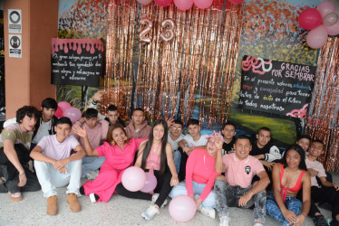 Estudiantes del grado 11 se vistieron de rosado en celebración del cumpleaños de su colegio.