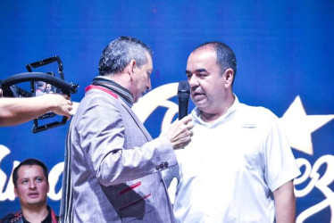 Nelson Gómez, cantante popular y hermano del fallecido Darío Gómez, le cumplió a Chinchiná con su presencia en un concierto. 