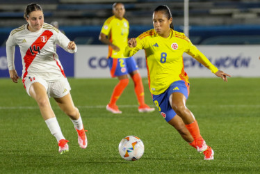 Natalia Hernandez (d) de Colombia disputa el balón con Valerie Gherson de Perú, este martes durante un partido del Conmebol Sudamericano Femenino Sub-20, en Guayaquil (Ecuador).