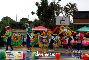 Los artistas esperaron que escampara para presentar sus actos en el Polideportivo Rincón Campestre, de Chinchiná. De esta manera celebraron el Día internacional de la Danza, que fue este lunes. 