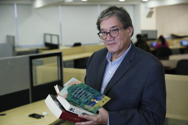 El director general de la Fundación Gabo, Jaime Abello, sostiene varios libros de Gabriel García Márquez, entre ellos la reciente publicación 'En agosto nos vemos', durante entrevista con EFE el 9 de abril de 2024, en Bogotá.