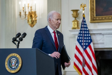 El presidente estadounidense, Joe Biden, camina después de pronunciar un discurso sobre el suplemento de seguridad nacional en el comedor estatal de la Casa Blanca en Washington, DC, EE.UU., este miércoles.