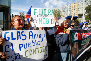 Simpatizantes del exvicepresidente ecuatoriano Jorge Glas se manifestaron este jueves en los exteriores de la Corte Nacional de Justicia en Quito (Ecuador).