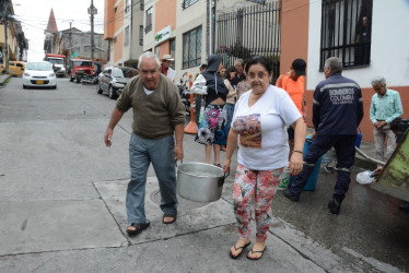 Las constantes faltas del servicio de agua en Villamaría han hecho que sus habitantes tengan que recoger el líquido a través de carros tanque.